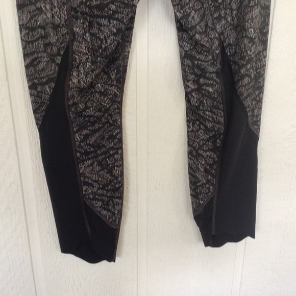 LULULEMON WUNDER UNDER HIGH RISE 23” SCALLOP HEM CROPS 23” ORIGAMI LACE BLACK. - Picture 11 of 16